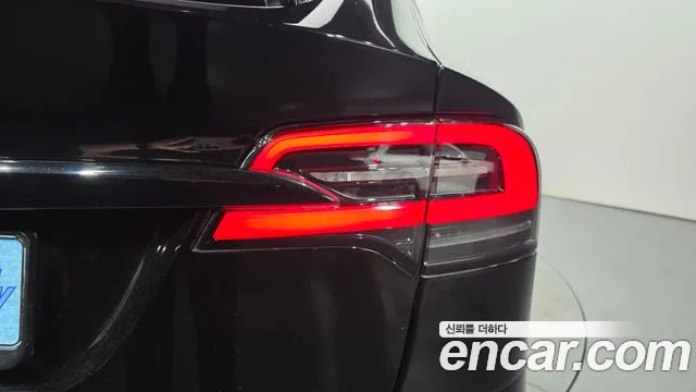 Tesla Model X — Фото автомобиля 23