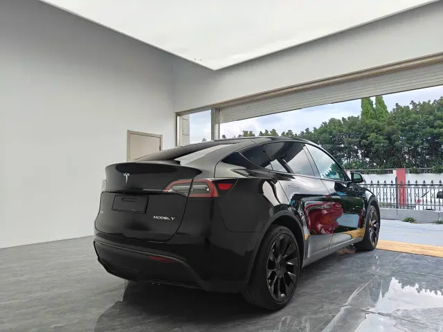 Tesla Model Y — Фото автомобиля 5