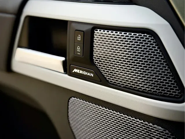 Land Rover Defender — Фото автомобиля 12