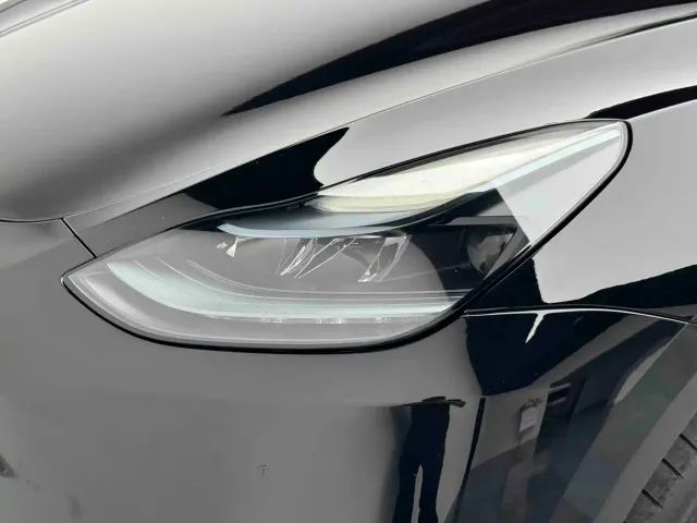 Tesla Model Y — Фото автомобиля 17