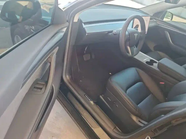 Tesla Model Y — Фото автомобиля 15
