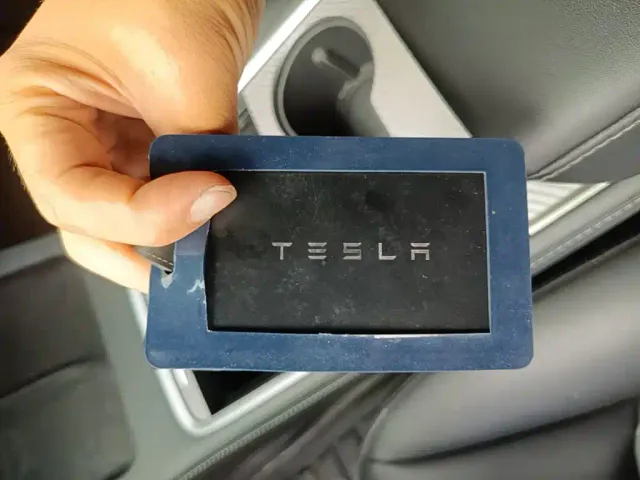 Tesla Model 3 — Фото автомобиля 8