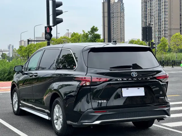 Toyota Granvia — Фото автомобиля 11