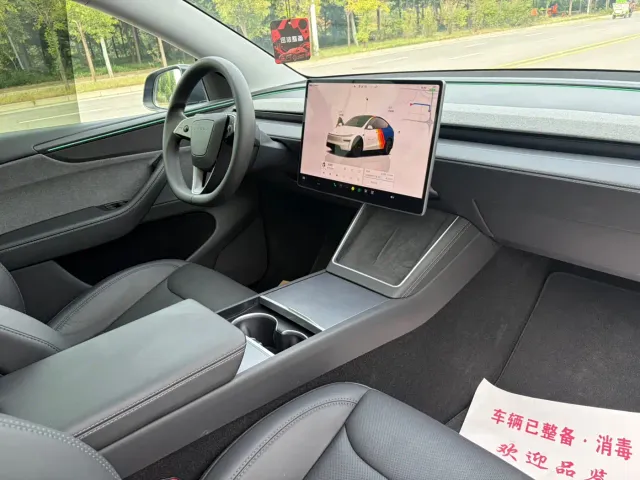 Tesla Model Y — Фото автомобиля 9