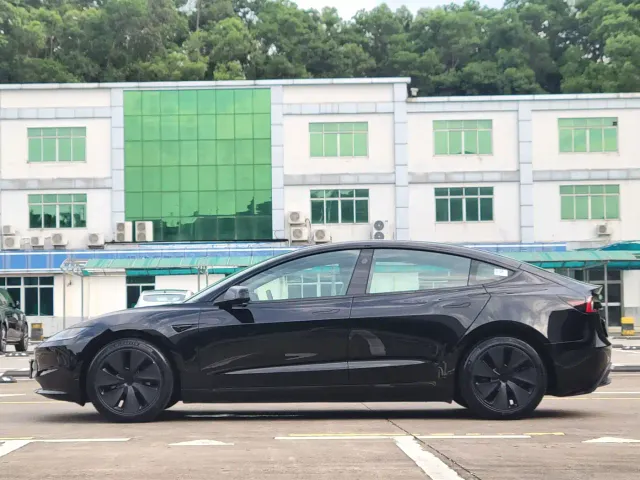 Tesla Model 3 — Фото автомобиля 7