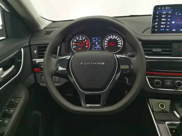 Forthing T5 — Фото автомобиля 11