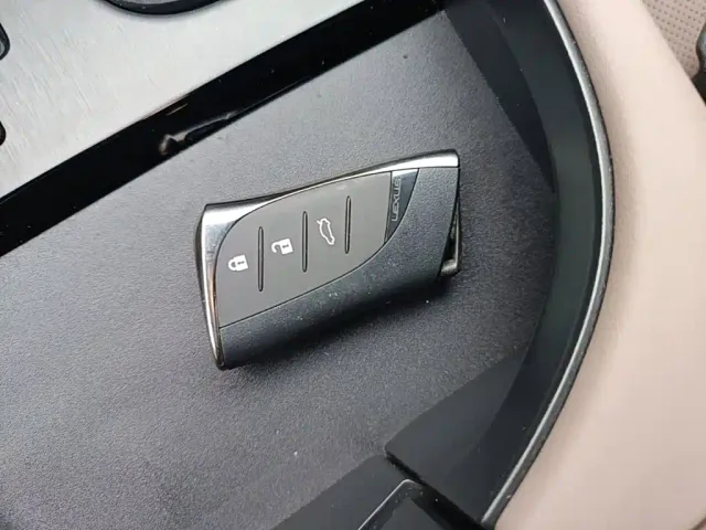 Lexus ES — Фото автомобиля 8