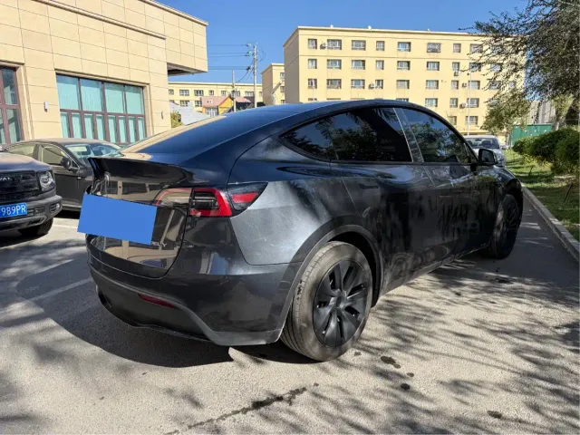 Tesla Model Y — Фото автомобиля 5