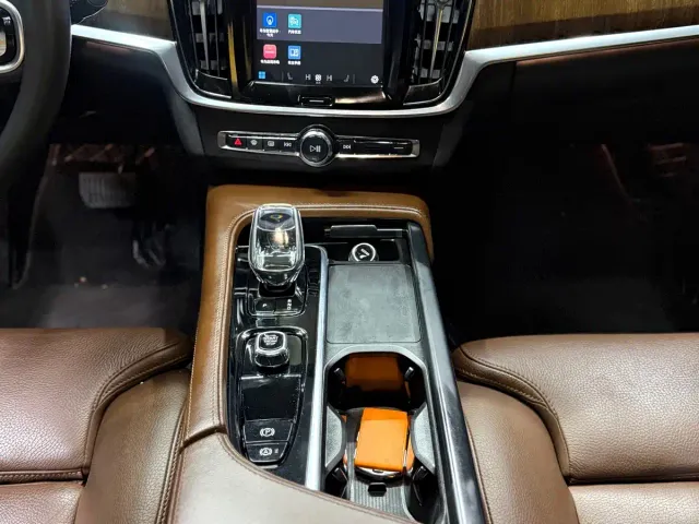 Volvo S90 — Фото автомобиля 12