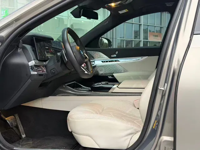 BMW i7 — Фото автомобиля 13
