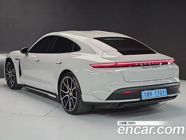 Porsche Taycan — Фото автомобиля 4