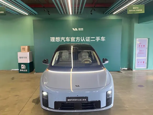 Li Auto i8 — Фото автомобиля 2