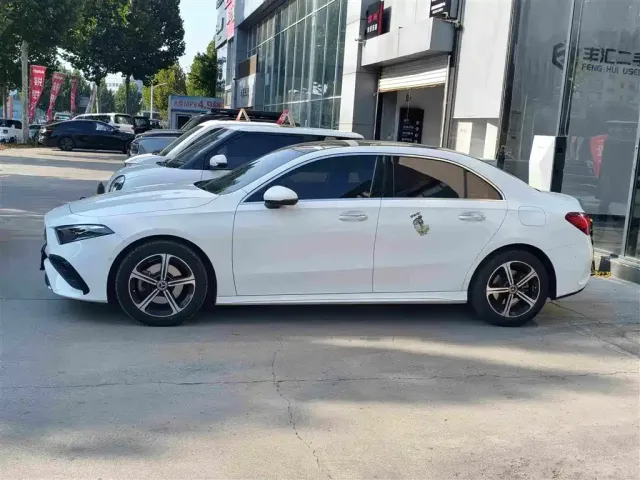 Mercedes-Benz Mercedes-Benz A-Class 2024 Facelift A 200 L Fashion — Фото автомобиля 2