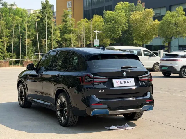 BMW iX3 — Фото автомобиля 17