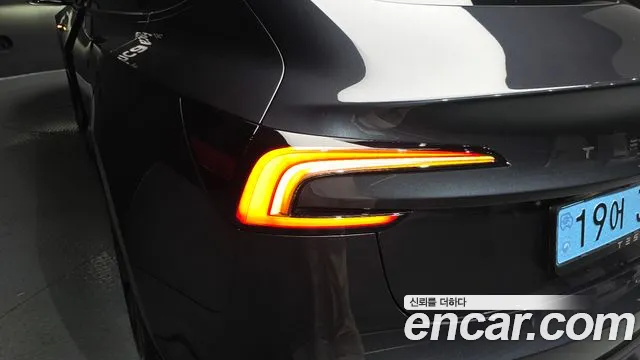 Tesla Model 3 — Фото автомобиля 20