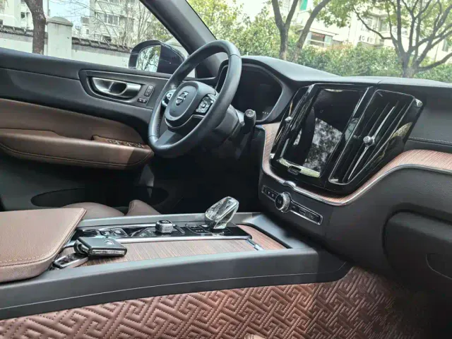 Volvo XC60 — Фото автомобиля 7