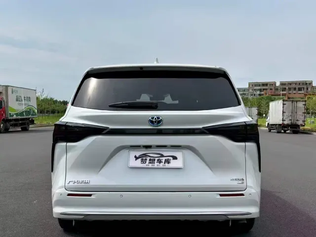 Toyota Sienna — Фото автомобиля 8