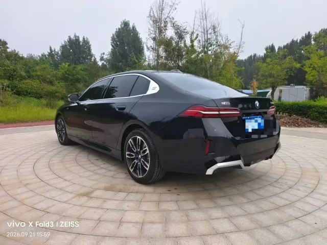 BMW 5 Series — Фото автомобиля 3