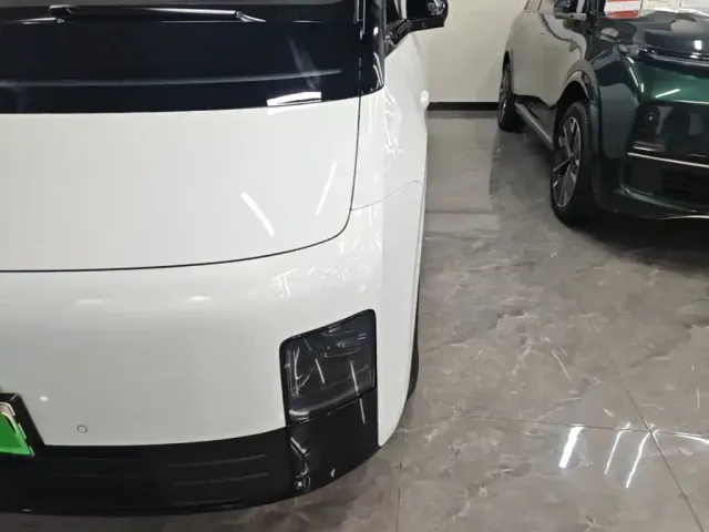 Li Auto MEGA — Фото автомобиля 23