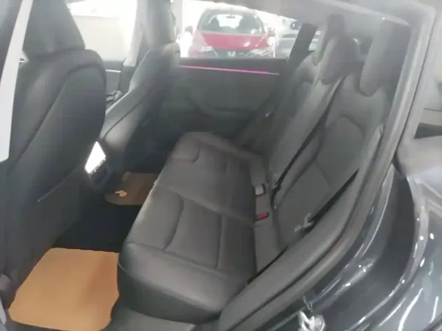 Tesla Model 3 — Фото автомобиля 16