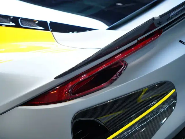 Lotus Emira — Фото автомобиля 8