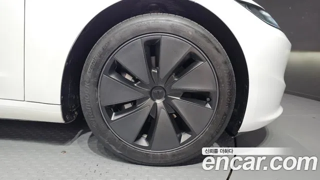 Tesla Model 3 — Фото автомобиля 21