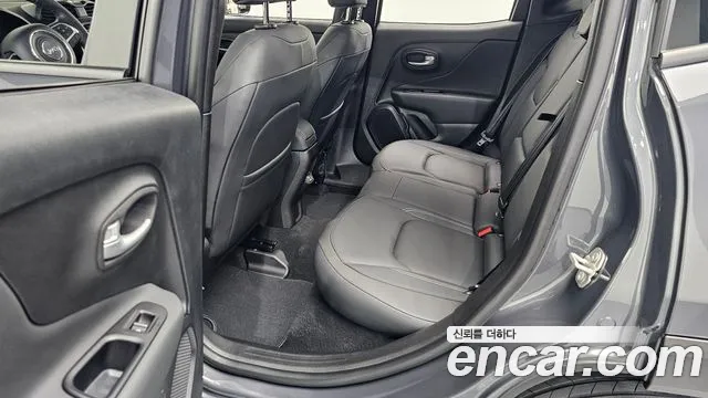 Jeep Renegade — Фото автомобиля 11