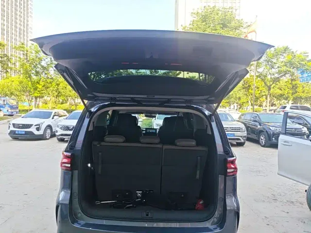Roewe iMAX8 — Фото автомобиля 18