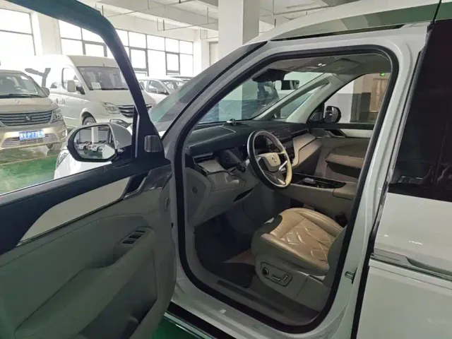 Volvo EM90 — Фото автомобиля 12