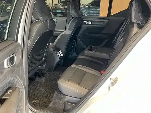 Volvo XC40 — Фото автомобиля 11