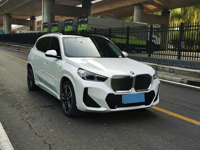 BMW iX1 — Фото автомобиля 6