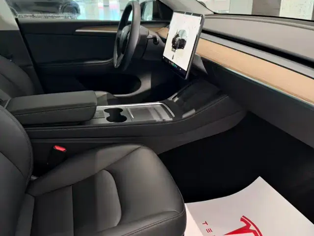 Tesla Model Y — Фото автомобиля 6