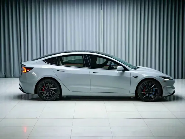 Tesla Model 3 — Фото автомобиля 7