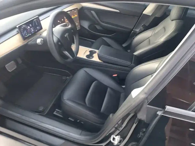 Tesla Model 3 — Фото автомобиля 10