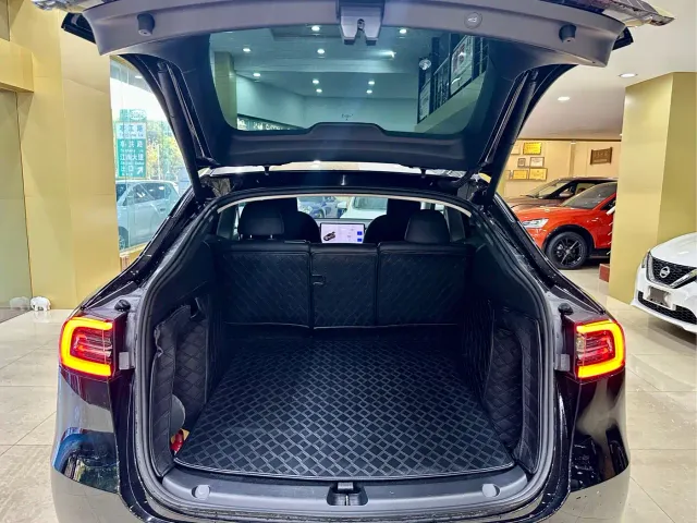 Tesla Model Y — Фото автомобиля 18