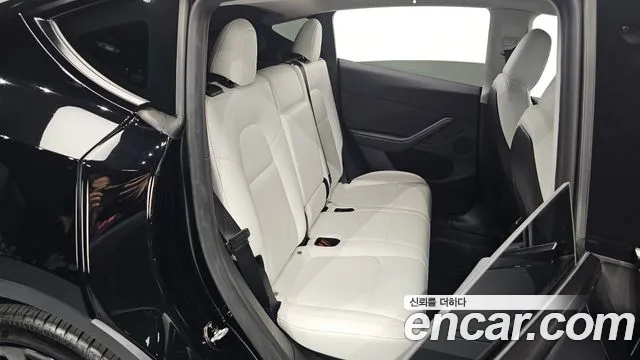 Tesla Model Y — Фото автомобиля 11