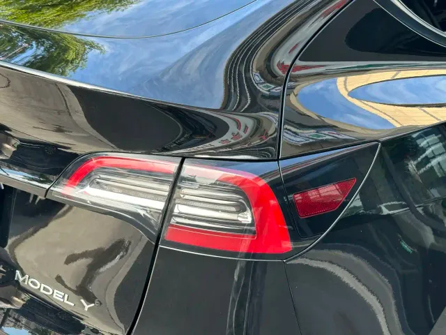 Tesla Model Y — Фото автомобиля 16
