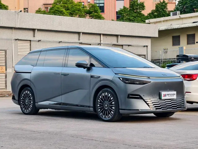 Xpeng X9 — Фото автомобиля 3