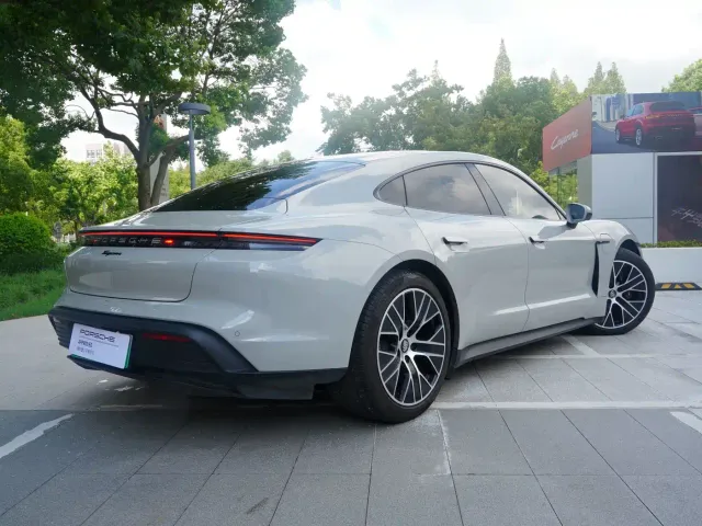 Porsche Taycan — Фото автомобиля 17