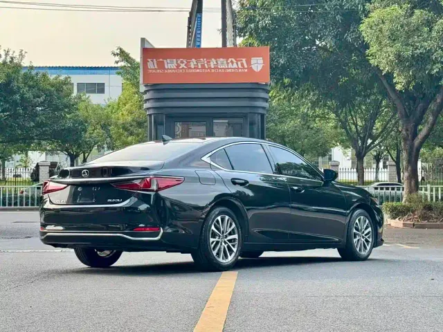 Lexus ES — Фото автомобиля 7