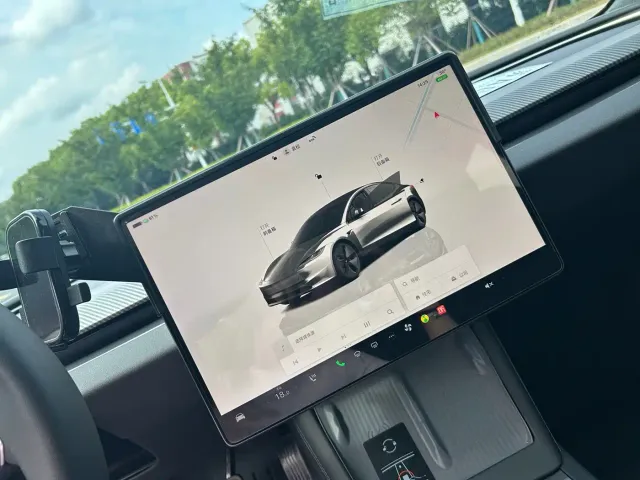 Tesla Model 3 — Фото автомобиля 6