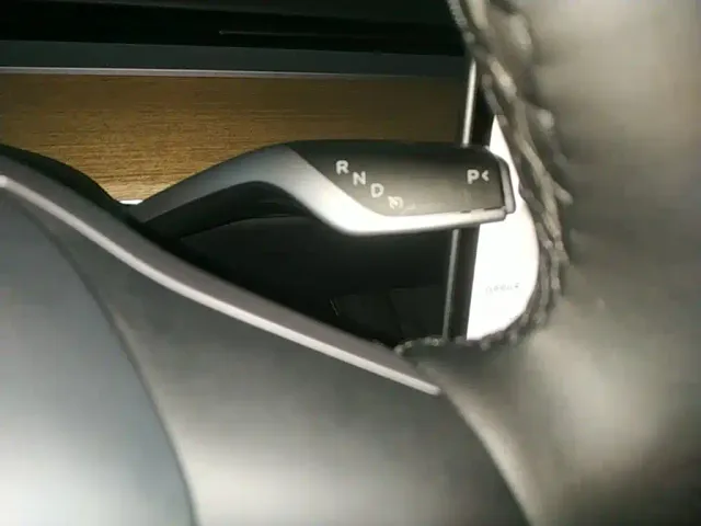 Tesla Model Y — Фото автомобиля 13