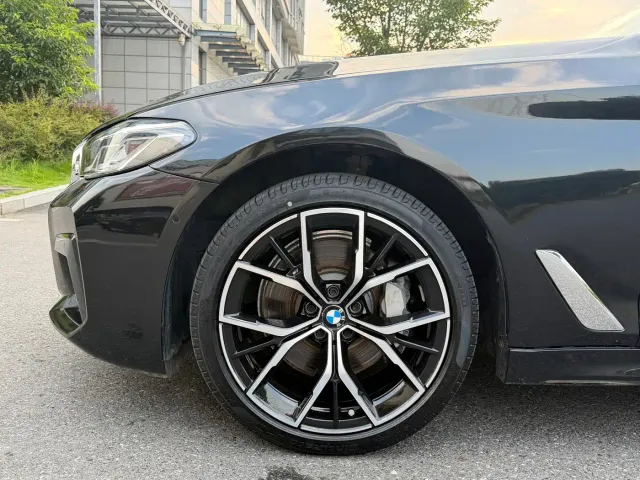 BMW 5 Series — Фото автомобиля 3
