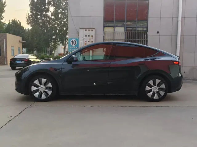 Tesla Model Y — Фото автомобиля 3