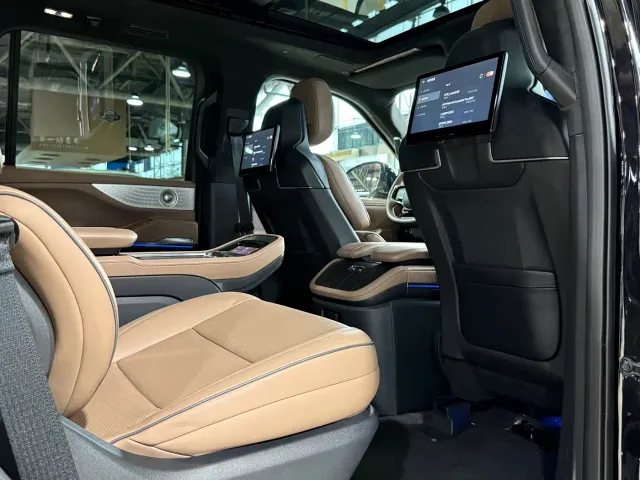Lincoln Navigator — Фото автомобиля 15