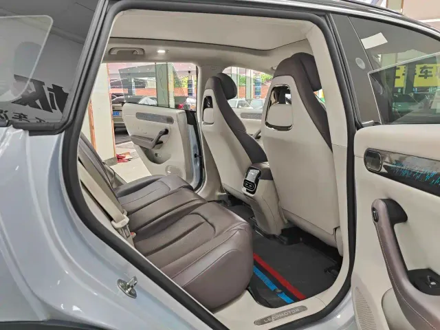 Leapmotor C11 — Фото автомобиля 14
