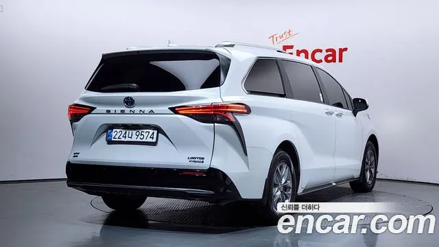 Toyota Sienna — Фото автомобиля 2