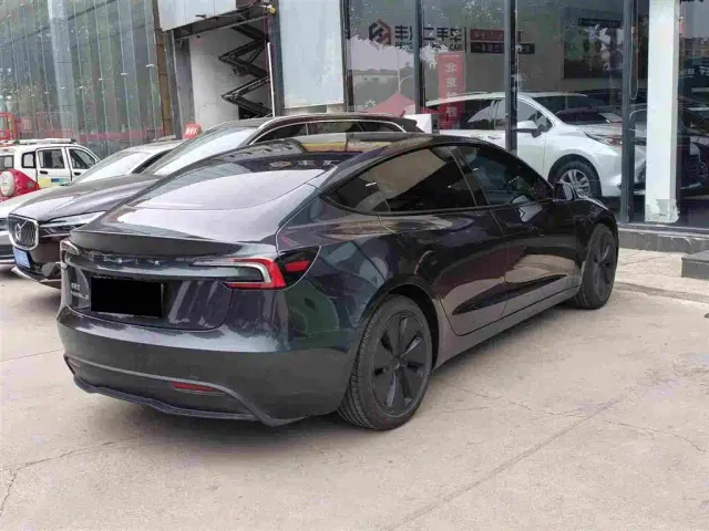 Tesla Model 3 — Фото автомобиля 2