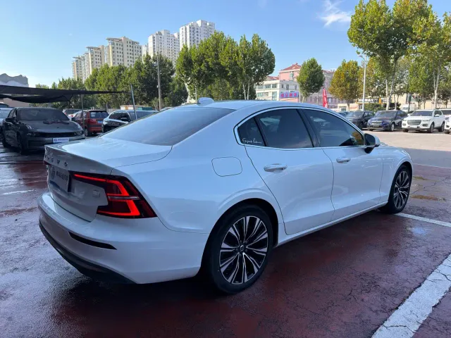 Volvo S60 Plug-in Hybrid — Фото автомобиля 6