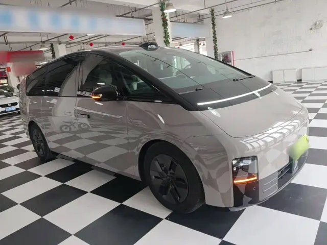Li Auto MEGA — Фото автомобиля 3